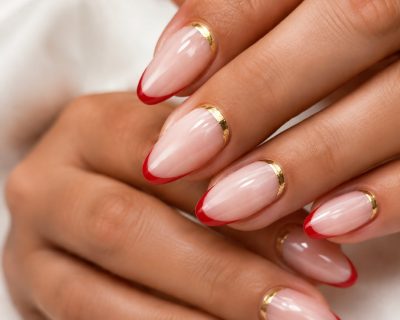 Uñas con La Elegancia del Francés con Detalle Dorado (Look Clásico)